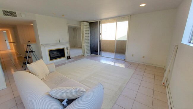 Building Photo - 2420 Torrey Pines Rd