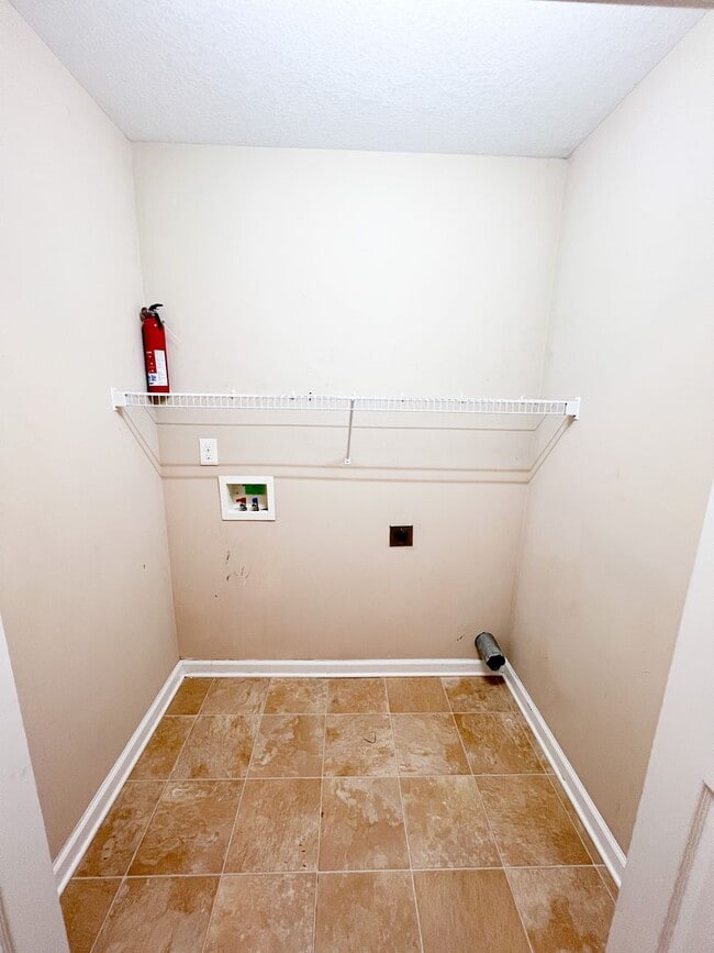 Building Photo - 3 Bedroom 2.5 Bath home in well established neighborhood!