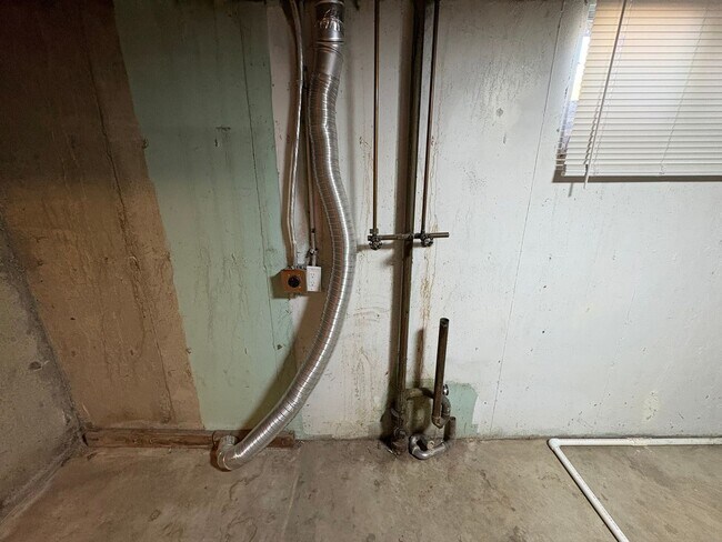 Building Photo - Bright & Spacious 5 Bedroom, 2 Bath Home