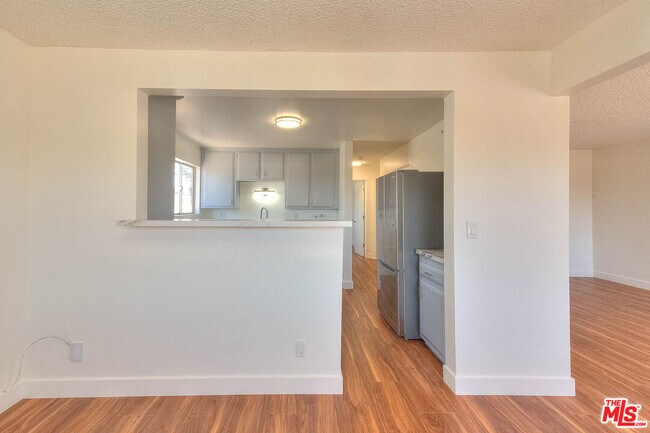 Building Photo - 8468 S Halldale Ave