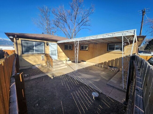 Building Photo - Modern 3-Bed, 1-Bath Apartment – Renovated...
