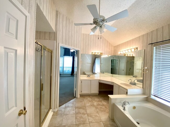 Building Photo - Introducing this inviting 3-bedroom, 2-bat...