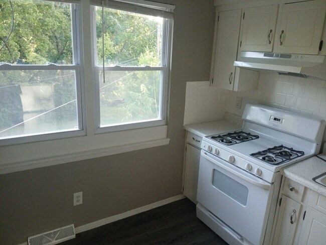 Building Photo - 5036-5038 N Topping Duplex