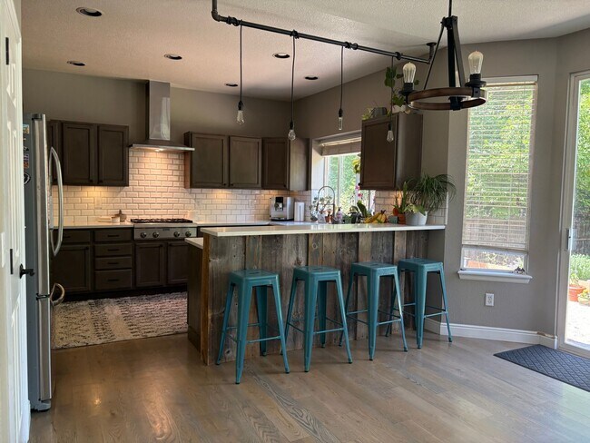 Building Photo - High-End 4 Bed 3.5 Bath Home Next to Arapa...