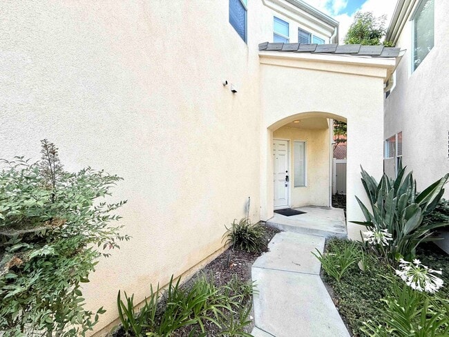 Building Photo - Gated Community - Updated Harbor City Townhouse - 3 bed / 2.5 bath