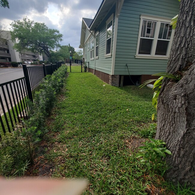 Building Photo - 1124 Azalea Ln