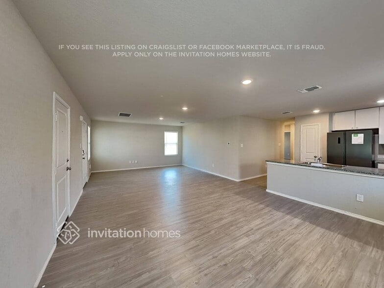 Building Photo - 7323 Avila Vis