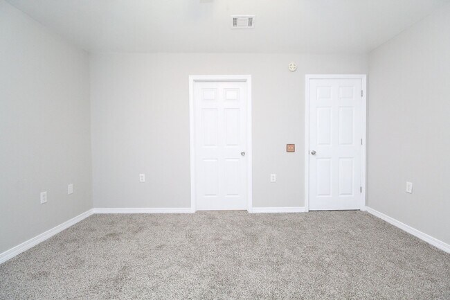 Building Photo - Northeast Pensacola 3/2 with Garage, Sunro...
