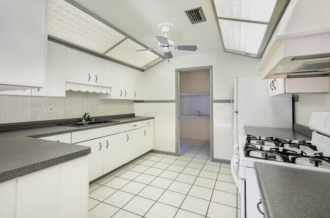 Gas stove and plenty of storage! No dishwasher. - 2908 Ivy St