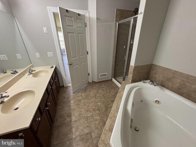 Building Photo - 237 Westbrook Dr