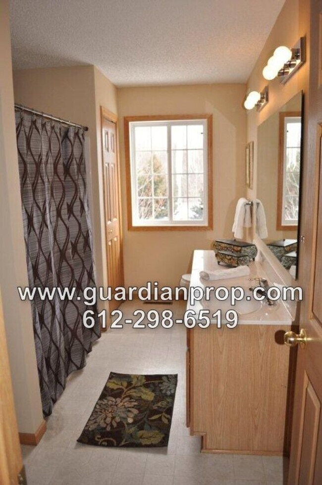 Building Photo - Townhouse Available July 1, Open Floor Pla...