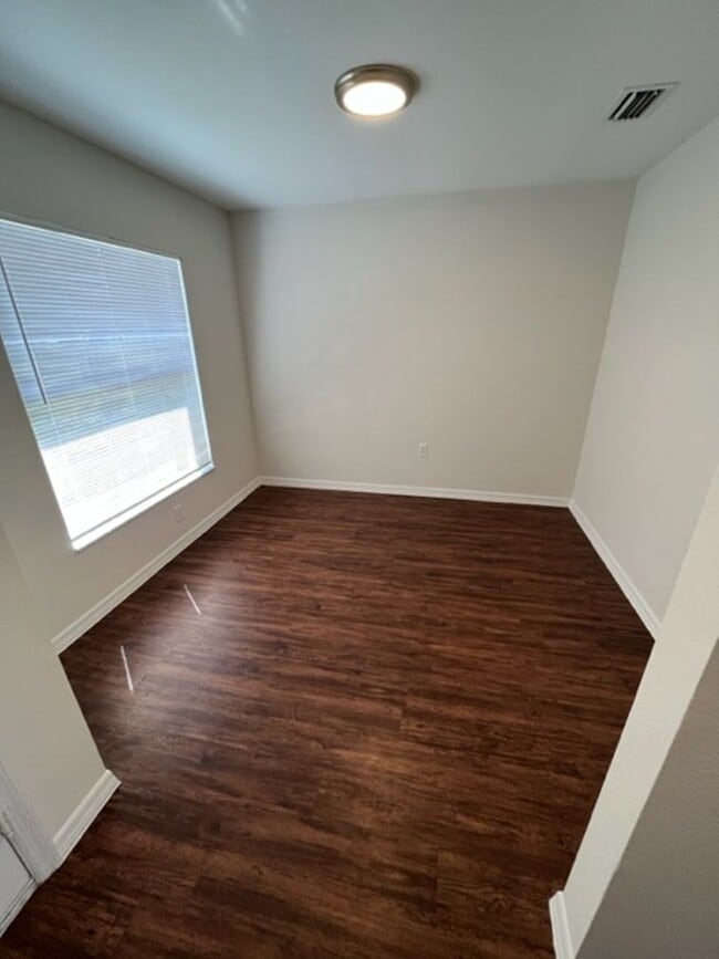 Building Photo - 1530 SW 19th Ave