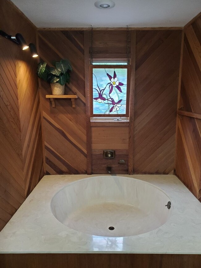 Building Photo - Secluded luxury cabin in woods with private lake! Great Central location between Topeka & Lawrenc...