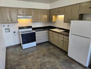 Building Photo - E Idaho Ave