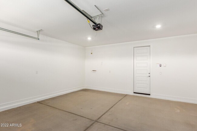 Building Photo - 9239 W Sells Dr