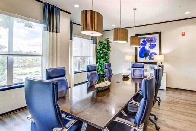 Building Photo - 1725 Cres Plaza Dr