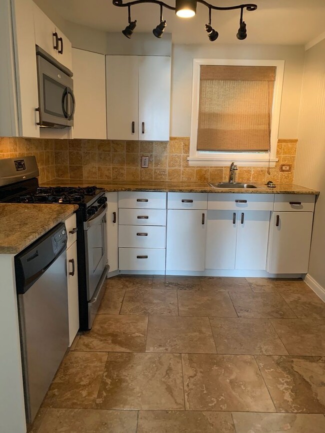 Building Photo - 902 1/2   E 43rd