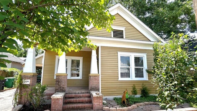 Primary Photo - 209 Walton St
