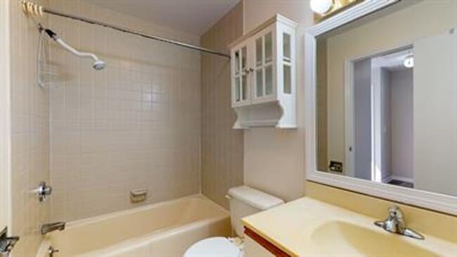 Building Photo - 2 Bedroom 2.5 Bath Townhouse