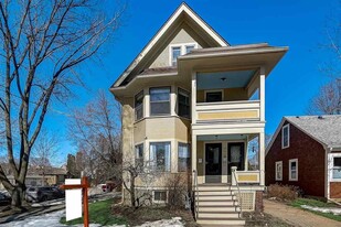 Building Photo - 722 W Lakeside St