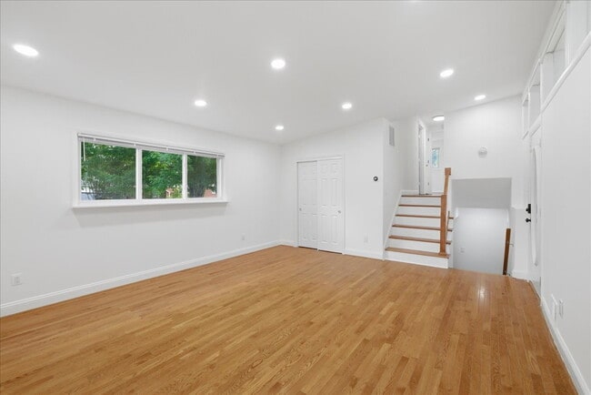 Building Photo - Charming Split-Level Home in the Heart of Alexandria