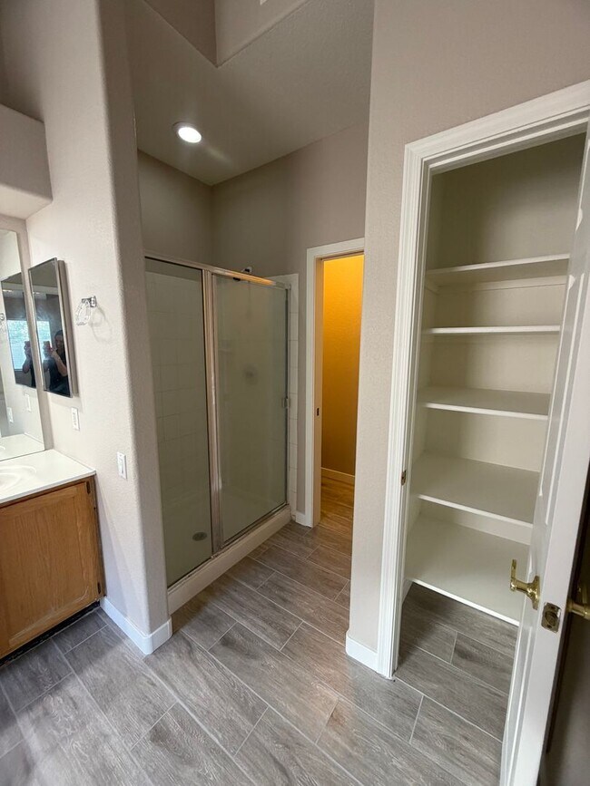 Building Photo - UPDATED BEAUTY IN GARDEN LAKES
