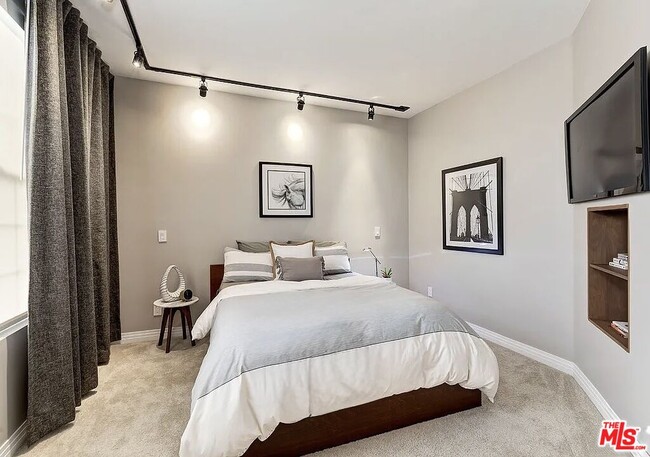 Building Photo - 930 N Doheny Dr