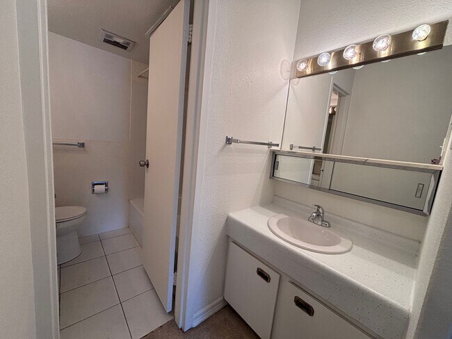 Building Photo - Available Now - 1 Bed 1 Bath Condo Home w/ Wall AC Unit - MileStone Real Estate Services