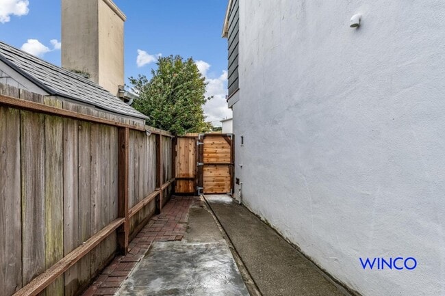 Building Photo - 372 Avalon Dr