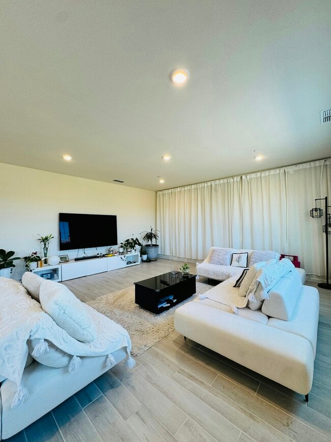 Building Photo - 4018 Kenwood Cir