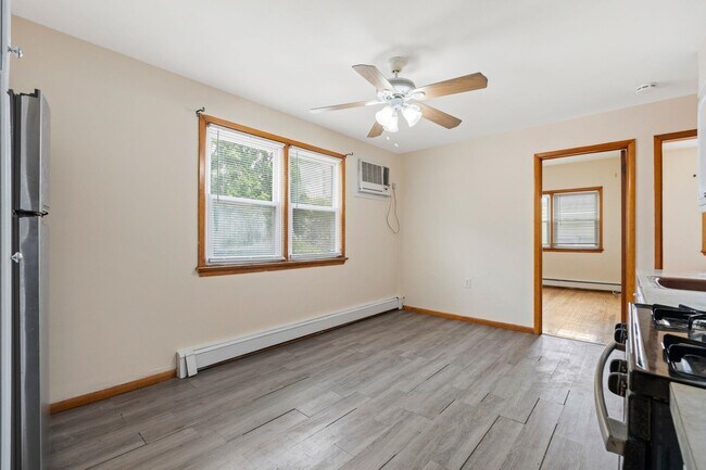 Building Photo - 39 W 51st St