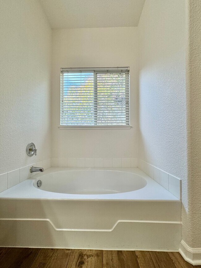 Building Photo - 3 Bedrooms, 2 1/2 Bathrooms, Serene Napa Setting