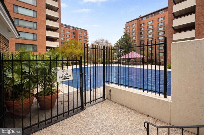 Building Photo - 1121 Arlington Blvd