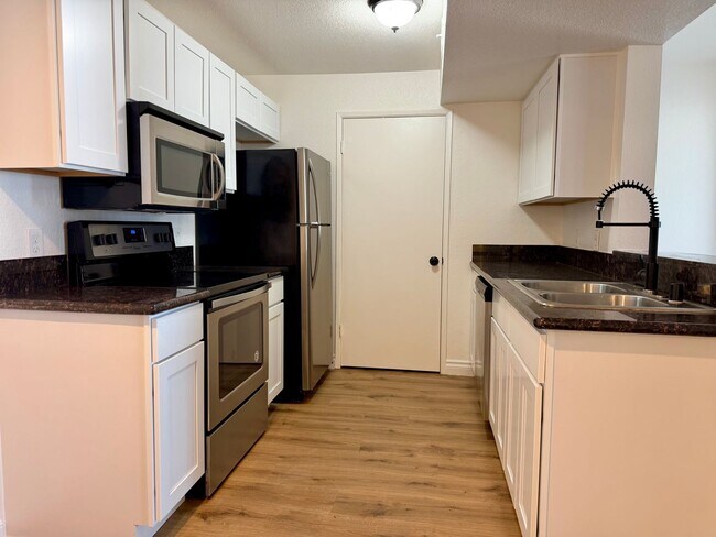 Building Photo - 230 Mission Catalina Ln