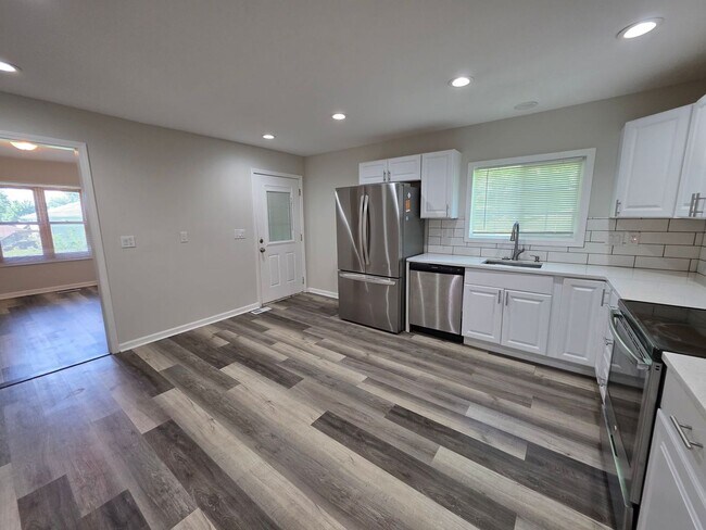 Building Photo - 3BR/2BA Home with Detached Garage & Large Yard