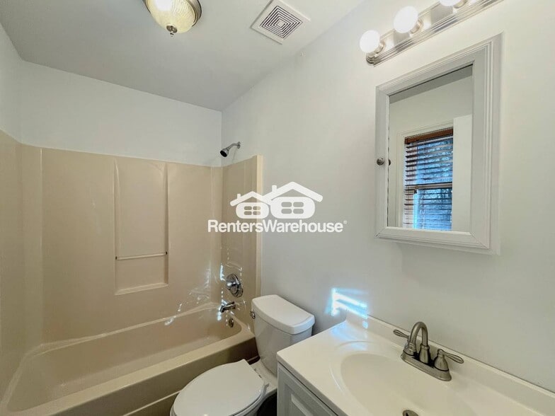 Building Photo - 411 Linkenborough Dr