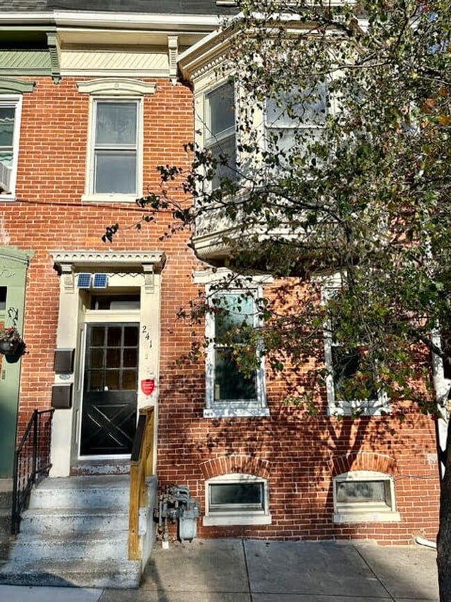 Building Photo - 241 N Newberry St