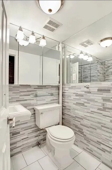 Building Photo - 223 E 4th St