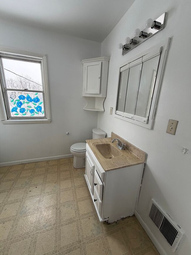 Building Photo - Three Bedroom House w Two Car Detached Garage