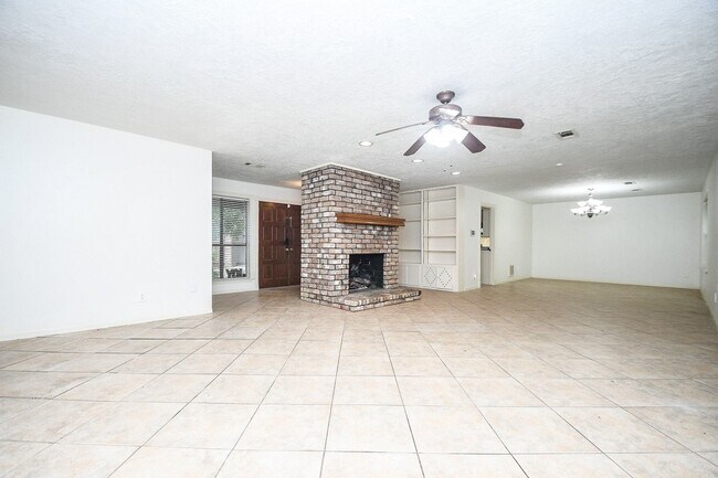 Building Photo - 6702 Spring Leaf Dr