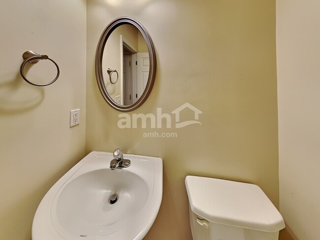 Building Photo - 913 Tamarisk Pl