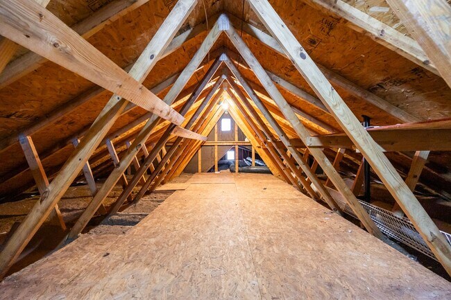Building Photo - Large 4 Bedroom, 2.5 Bathroom Home in Mech...
