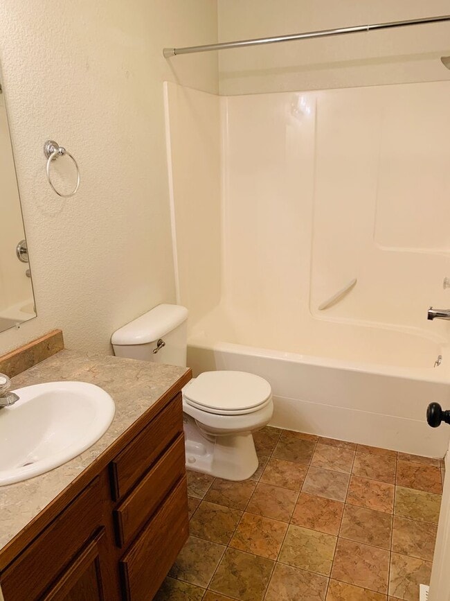 Building Photo - Single Level - 3 Bed - 2 Bath - Pet Friendly