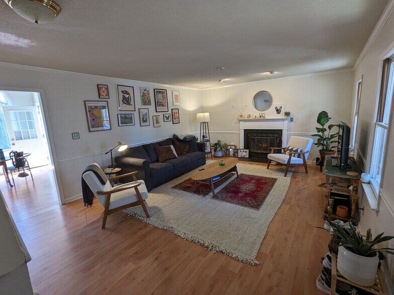 Building Photo - 2107 Stuart Dr