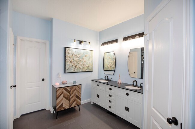 Building Photo - 601 Canyon Crest Dr