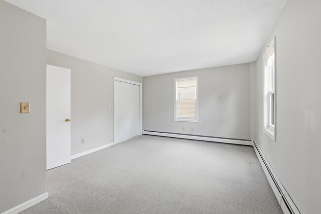 Building Photo - 146 Hecla St