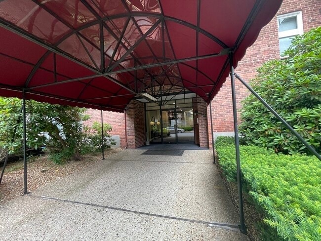 Building Photo - 44 Broadlawn Dr