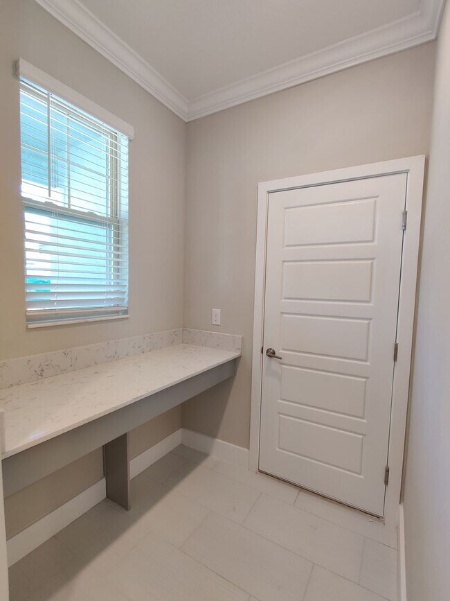 Building Photo - 9570 Little Bluestem Dr