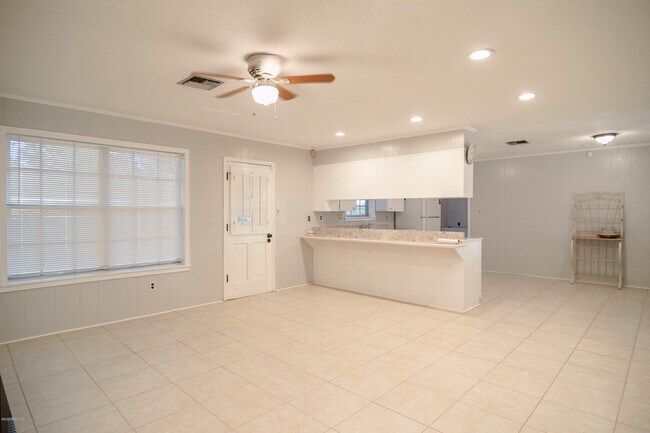 Building Photo - 111 Valencia Dr