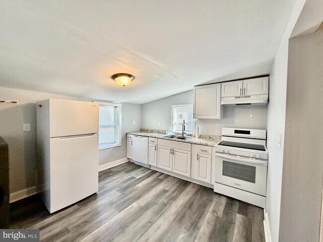 Building Photo - 9 S Maple Ave